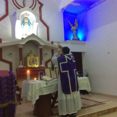 Padre Pivel celebrando misa gregoriana