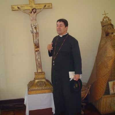 Junto a la Cruz de Jesús en Santago de Chile